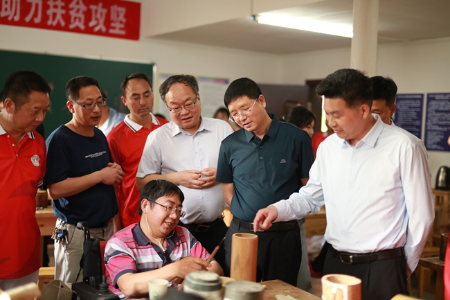 重慶市殘聯(lián)理事長趙如均赴大足區(qū)調(diào)研殘疾人事業(yè)發(fā)展，關(guān)注手工藝品產(chǎn)業(yè)賦能就業(yè)新路徑